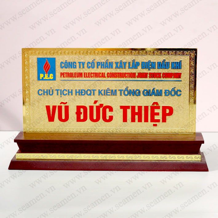 Biển chức danh để bàn mạ vàng 04